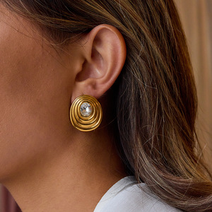 Pendientes Modernos Minimalistas de Oro con Circonita Blanca Redonda, Diseño Geométrico con Engaste de Bisel - Product Image 3