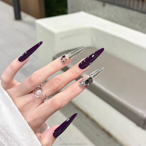 <span class=keywords><strong>Uñas</strong></span> <span class=keywords><strong>Largas</strong></span> y Afiladas de Color Violeta Oscuro de Lujo con <span class=keywords><strong>Rosas</strong></span> de Resina 3D - Product Image 1