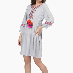 Vestido de Lino OEM de Verano, Estilo Boho, con Bordado Floral-Geométrico, Vestido de Algodón Mini con Capas y Borlas - Product Image 2
