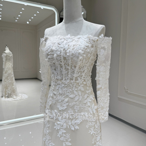 Vestido de Novia Elegante y Moderno Xx101, Estilo Princesa, con Hombros Descubiertos, Apliques Florales 3D, Espalda Descubierta y Cola de Capilla - Product Image 3
