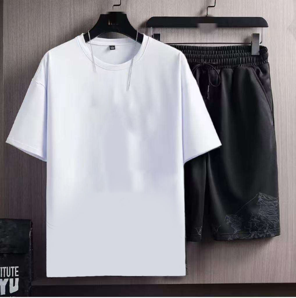 กางเกงดำและเสื้อยืดสีขาว