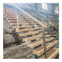 Escalier droit moderne d'intérieur, conception mono-poutre, marches en acier et bois, garde-corps en verre, câbles en acier inoxydable, écologique et durable