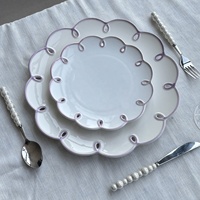 Service de vaisselle en céramique de forme festonnée européenne avec bordure violette, assiettes de présentation pour la décoration de table de mariage
