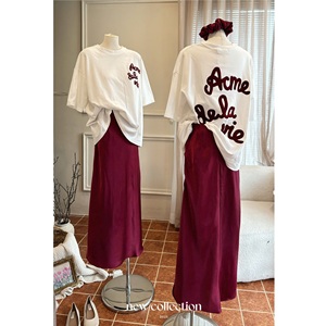 Ensemble 3 pièces : Pull à lettres, Jupe en soie rouge, Élastique à cheveux – Style décontracté, Col rond, Manches courtes, Usage quotidien – Échantillon disponible - Product Image 1