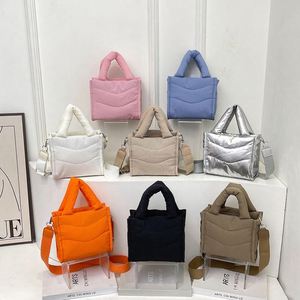 Nouveau design tendance : Sac à main matelassé pour femme, sac bandoulière léger en nylon doux et moelleux pour filles - Product Image 1