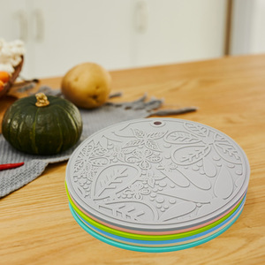 Set de table rond en silicone antidérapant et isolant thermiquement avec motif floral pour la cuisine et la salle à manger - Product Image 3