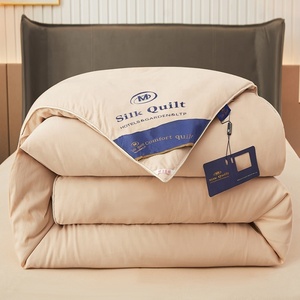 Chăn lụa tơ tằm thủ công với lớp độn polyester và thiết kế chắp vá bằng cotton, dùng được quanh năm tại nhà và khách sạn - Product Image 3