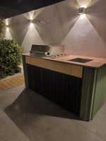 Station de cuisine extérieure multifonctionnelle moderne en acier inoxydable avec barbecue à gaz 4 brûleurs encastrable et chariot