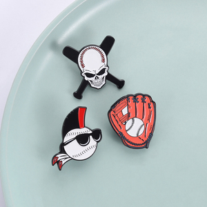 Coole schedel honkbal zonnebril broche en klassieke handschoen broche emaille pins vintage honkbal sport broche reversbadge sieraden cadeau - Product Image 1