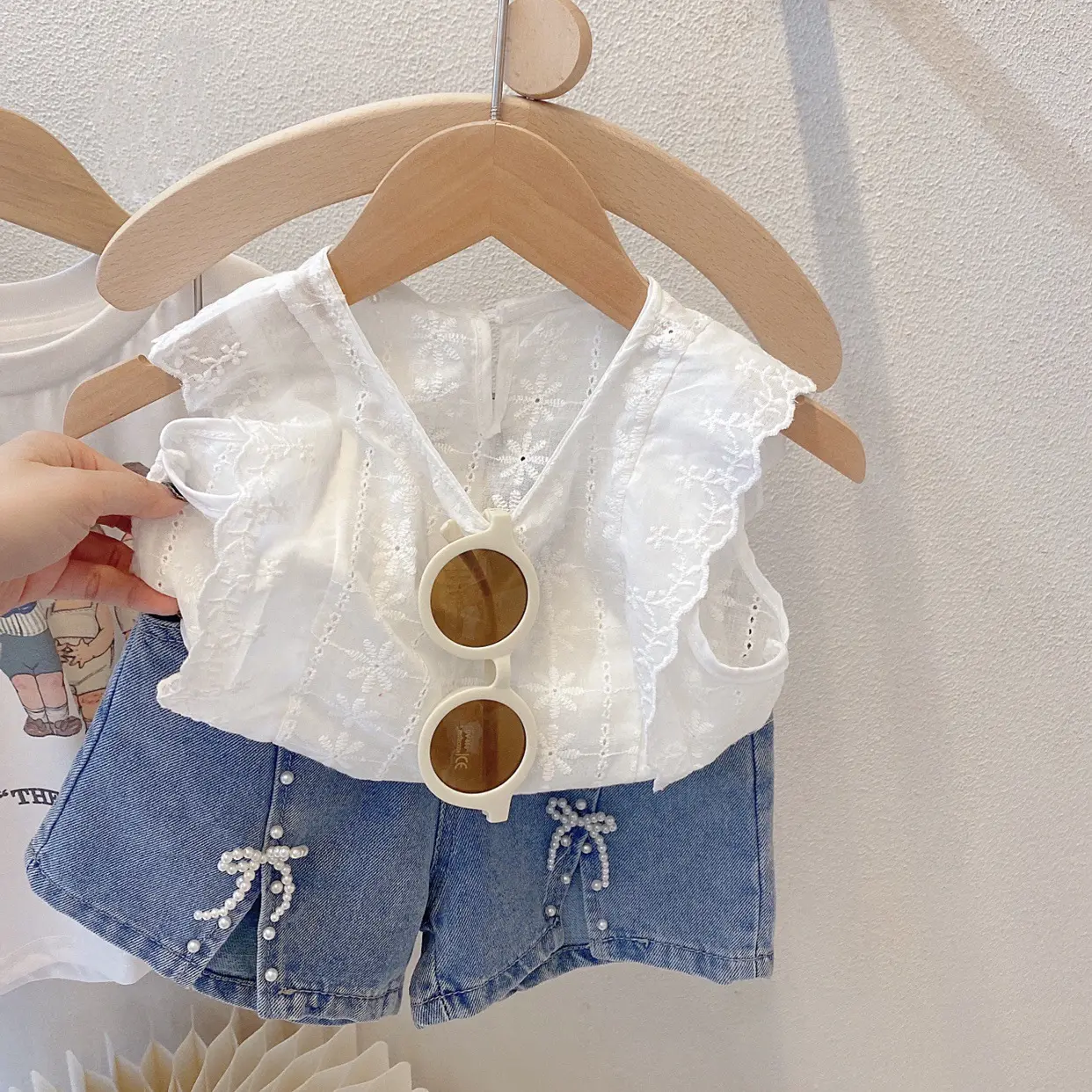 2024 Neustil Frühjahr Sommer Mädchen niedlich ärmellos Spitzen Rundhalsausschnitt Oberteil und Perlen-Denim-Shorts Outfit