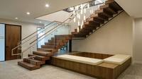 Escalier flottant empilé sur mesure avec garde-corps en verre, structure en bois durable et marches en bois massif pour les intérieurs de villas haut de gamme
