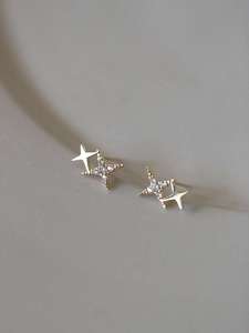 Nouveauté 2025 – Boucles d'oreilles mini étoiles brillantes en moissanite, élégantes et tendance, en or 9 carats, clous fins certifiés IGI, hypoallergéniques, vente en gros - Product Image 4