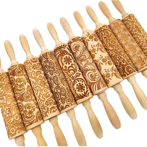 Rouleau à pâtisserie en bois gravé avec un motif floral personnalisé - Product Image 1