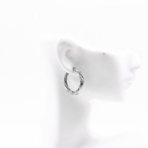 Boucles d'oreilles huggie pour hommes et femmes, en acier inoxydable, hypoallergéniques, torsadées, texturées, minimalistes, modernes, punk, gothiques - Product Image 5