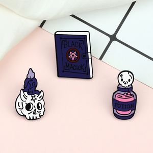 Sombrero <span class=keywords><strong>de</strong></span> bruja <span class=keywords><strong>de</strong></span> Halloween calabaza gato elfo <span class=keywords><strong>mundo</strong></span> mágico camisa solapa Pin broche púrpura poción vela insignias mago esmalte Pin personalizado - Product Image 4