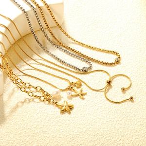Collier en acier inoxydable plaqué or PVD 18 carats avec chaîne torsadée perlée et pendentif étoile de mer et coquillage, vente en gros - Product Image 1