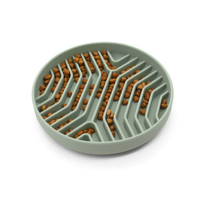 Maßgefertigte Langlebige Silikon Wasserdichte Lebensmittelechte Haustiernäpfe Tragbare Moderne Einfarbige Muster Slow Feeder Rutschfeste Basis Gravierte Näpfe - Product Image 1