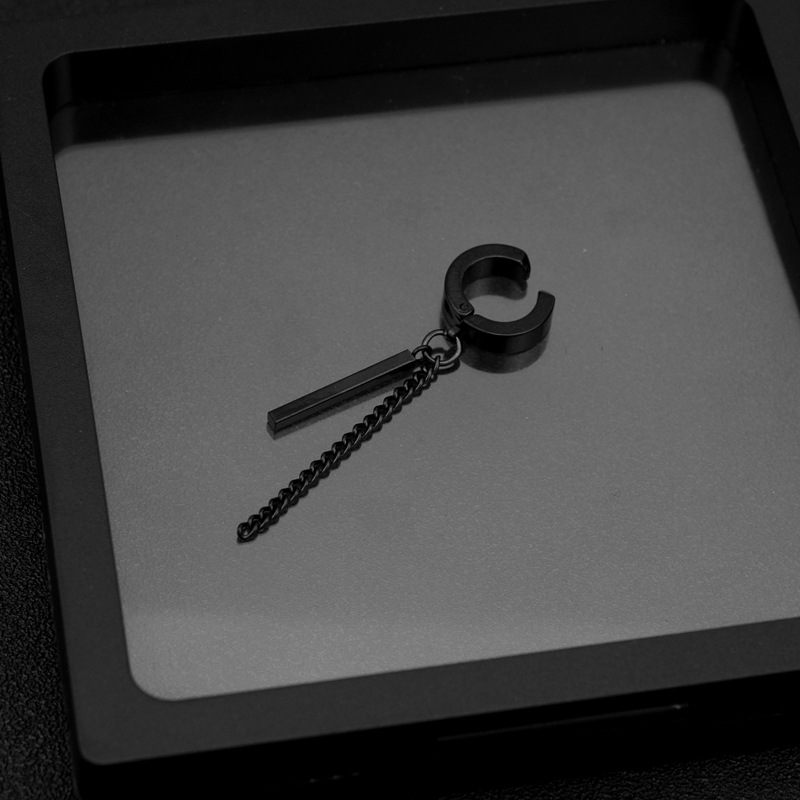 E026-B2 (Une boucle d'oreille sans trou d'oreille)