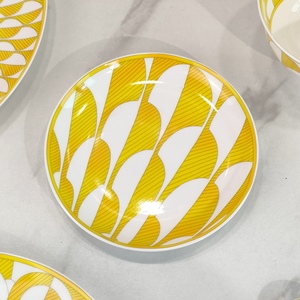 Juego de Vajilla de Porcelana China Ecológica con Estampado Geométrico Amarillo y Blanco, 4 Piezas con Tazones, Platos y Cuchara para Comer en Casa - Product Image 5