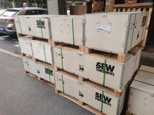 มอเตอร์เกียร์แบบเฮลิคอล R47DRN100LS4/TF 0.75kW 132rpm แขนทอร์กมุมฉาก IP55 มีสินค้าในสต็อก - Product Image 1