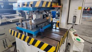 Machine de formage à froid automatique pour la fabrication d'étagères en acier pour les rayonnages de construction robustes - Product Image 4