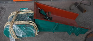 Alimentateur vibrant linéaire électromagnétique avec moteur vertical triphasé, plateau en acier inoxydable SS304 pour le transport de poudres et granulés, certifié ISO CE - Product Image 6