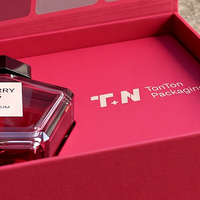 Boîte cadeau personnalisée de parfum rouge premium et boîte de présentation magnétique pour parfum avec boîte en papier parfumé pour l'emballage de parfum