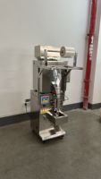 Machine d'emballage verticale en acier inoxydable 304 de qualité alimentaire, haute précision, remplissage-scellage automatique, avec roulettes mobiles pour sacs et petites boîtes