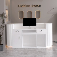 Petit salon de beauté blanc moderne de haute qualité Bureau de réception Salon de coiffure Clou en bois Personnaliser Spa Table avant rose