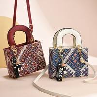 Nuevo Bolso de Hombro para Mujer, Estilo Étnico de Cuero PU, Tejido, Moderno y Popular, con Adornos de Muñecas a la Moda