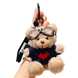 سلسلة مفاتيح مع ملابس ونظارات شمسية للأطفال سلسلة مفاتيح بدلاية للسيارة للبيع بالجملة - Product Image 1