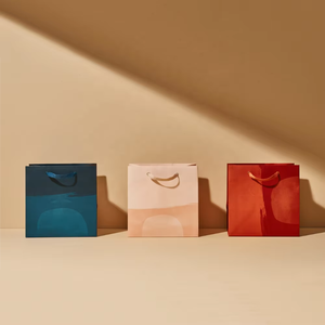 Sacs de shopping de luxe personnalisés avec votre propre logo, sacs cadeaux en papier pliables et réutilisables noirs avec ruban - Product Image 2