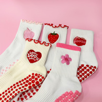 Chaussettes d'automne personnalisées avec logo, tricotées, bordure brodée, motif floral fraise, décontractées, cœur, antidérapantes, à volants, pour Pilates et Yoga