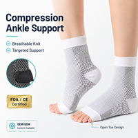 Chaussettes de compression graduée personnalisées respirantes et anti-humidité pour le soutien athlétique (course, basketball, entraînement) – Hommes et Femmes