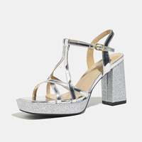 Chaussures de mariage élégantes et sexy QUEENIGMA à talons plateforme carrés argentés effet miroir avec bride en T et paillettes