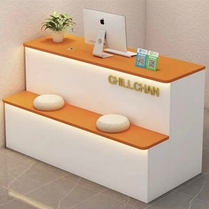 Mostrador de Recepción Moderno Blanco con Detalles Dorados y Asientos para Salón o Tienda - Product Image 6
