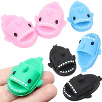 Mini pantoufles magiques simulées pour accessoires de maison de poupée, mini pantoufles requin de dessin animé, babouches, ornements DIY