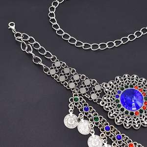 Cinturón de cadena de metal con medallón de diamantes de imitación bohemio con guirnaldas y monedas - Product Image 2