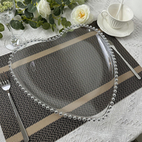 Assiette de présentation romantique en plastique transparent en forme de cœur avec bord perlé argenté, idéale pour les mariages et événements