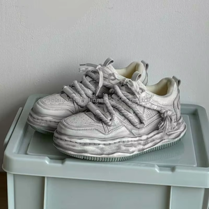 รองเท้าสเก็ตบอร์ด HB22470 2026 ดีไซน์แฟชั่นใหม่ พื้นหนา ระบายอากาศได้ดี น้ำหนักเบา เหมาะสำหรับการเดินเล่นและกิจกรรมกีฬา รองเท้าลำลองแฟชั่นทันสมัย - Product Image 1