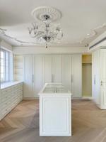 Armoire dressing sur mesure blanche avec coiffeuse et miroir.