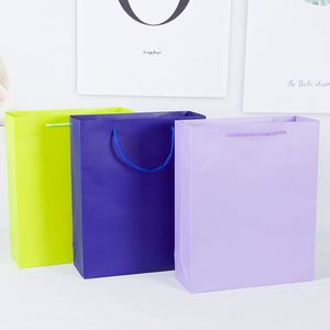 Bolsa de papel reciclada con asa larga, impresa con diseño de calcetines, para regalo. - Product Image 5