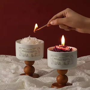 Vela Aromática de Cera de Soya con Flores Eternas, Vela Artesanal con Flores Secas, 100% Natural, Regalo Navideño, Fragancia para el Hogar - Product Image 1