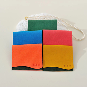 Bolsa de microfibra con logotipo personalizado, colores contrastantes, solapa ondulada, tipo sobre, delicada, para guardar collares, anillos y joyas. - Product Image 5