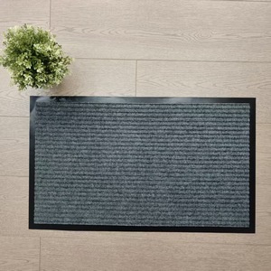 Tapete de Entrada Gris a Rayas, Rectangular, de Polipropileno con Base de PVC Antideslizante, para Uso Doméstico, Estilo Moderno, Tejido, Grosor Medio - Product Image 1