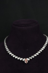 สร้อยคอเพชรทรงลูกแพร์ ความใสระดับ VS1 ผลิตในห้องปฏิบัติการ ชุบทองคำขาว 18/14Kt พร้อมใบรับรอง IGI ดีไซน์ทันสมัย เหมาะสำหรับงานแต่งงาน งานเลี้ยง และโอกาสพิเศษ - Product Image 4