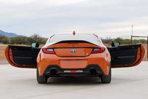 Édition Spéciale 2023, Voiture Sportive Coupé Deux Portes 2.4L à Aspiration Naturelle, Transmission Manuelle à 6 Vitesses, Propulsion Arrière, Véhicule d'Occasion en Excellent État - Product Image 2