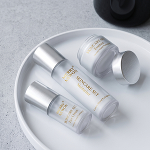 Bouteilles en verre pour soins de la peau MERRY NEWON, forme cylindrique, bouchon à vis, estampage or, emballage personnalisé de la marque - Product Image 5