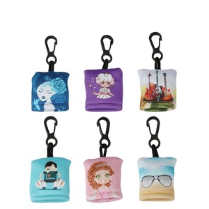 Chiffons <span class=keywords><strong>de</strong></span> nettoyage pour lentilles en microfibre imprimés personnalisés Porte-clés <span class=keywords><strong>de</strong></span> dessin animé Produit d'entretien pour lunettes - Product Image 1