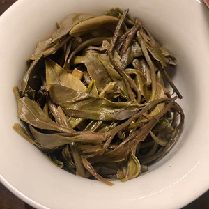 Thé Pu'er cru Yunnan Lao Ban Zhang 2014, 357g, Sheng Puerh vieilli, amincissant, détoxifiant, perte de poids, ventre plat, OEM/ODM, marque privée - Product Image 3